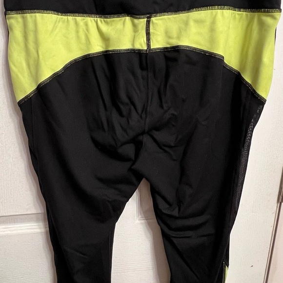 Torrid Size 2 NWOT Color blocked Black and Green Activewear Capri Leggings - Picture 2 of 9